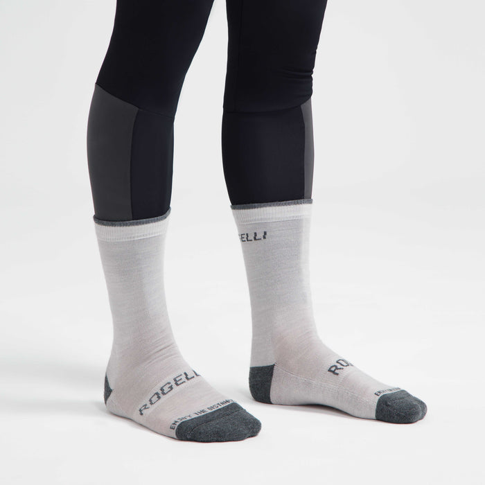 Rogelli Merino Wol fietssokken winter grijs gedragen.