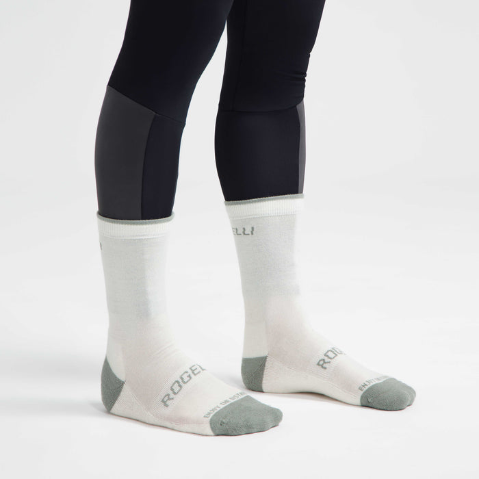 Rogelli Merino Wol fietssokken winter taupe gedragen.