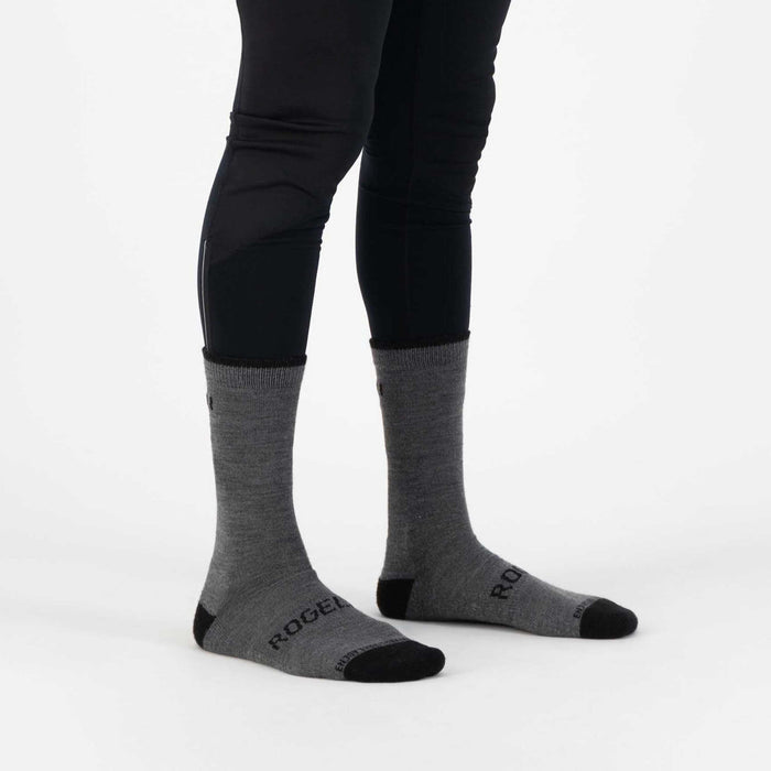 Rogelli Merino Wol fietssokken winter grijs gedragen.