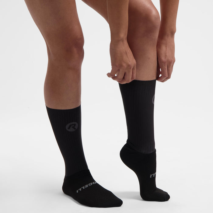 Rogelli Aero II fietssokken zwart gedragen optrekken van de sokken.
