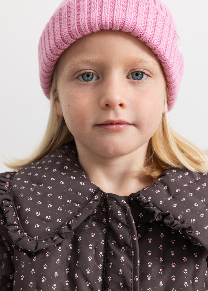 Pink knit hat for children: rib knit and round top with folded edge