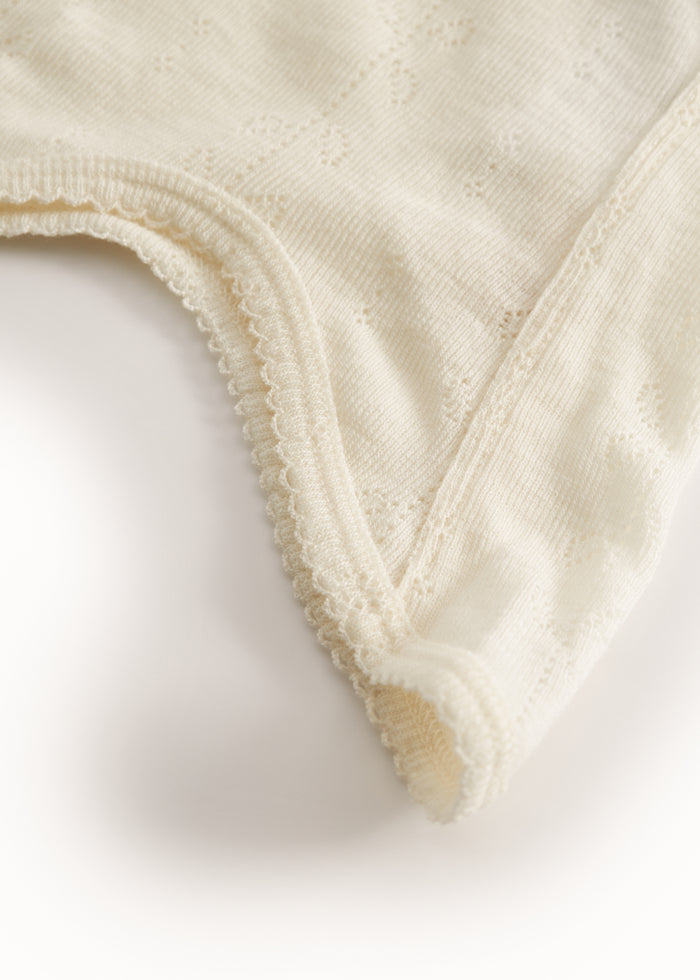 Uld elefanthue i naturhvid med elastisk kant og detaljeret pointellemønster