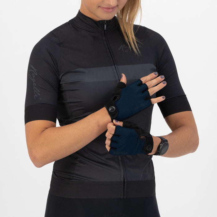 Rogelli Core fietshandschoenen dames donkerblauw gedragen voorkant.