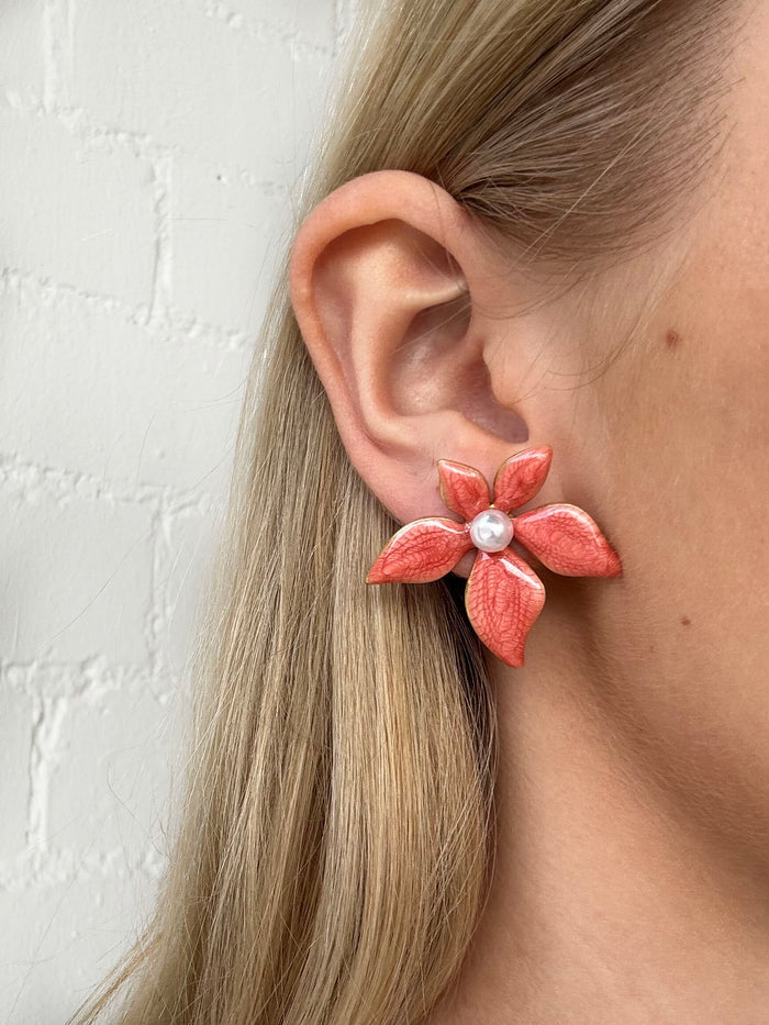DAISY PEARL EARRING CORAL