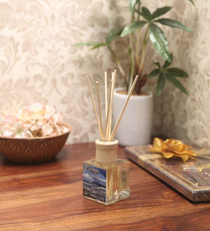 Glass reed diffuser bottle with rattan reeds