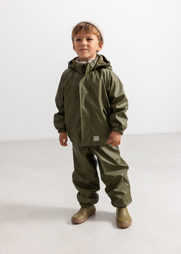 Raincoat for kids with hood, front zip and long legs with elastic cuffs.