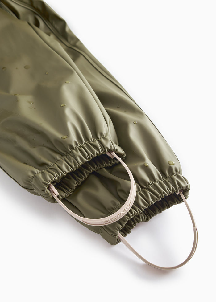 Green raincoat with jacket sleeves, elastic cuffs and a hooded edge at the opening.