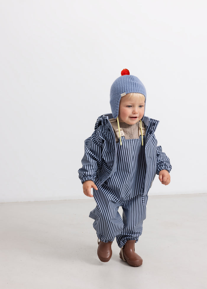 Kids raincoat in blue stripes with hood and zipper, matching trousers.