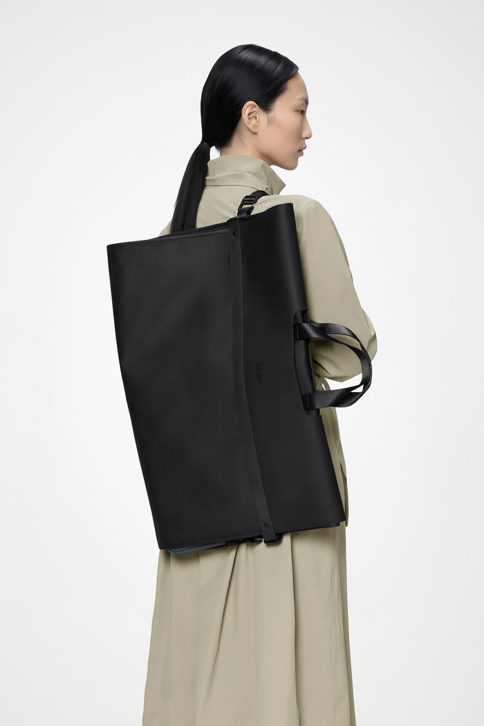 RAINS OTG Suitbag Black 23L H132 x D3 x W60 cm Messenger