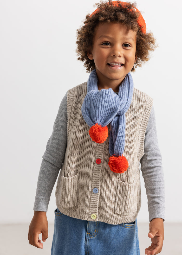 Sturdy striped shirt in barely beige with button closure and pockets, worn on a child.