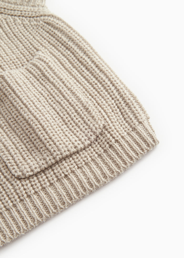 Slightly striped vest in barely beige, ribbed edge and tight structure at the seam.