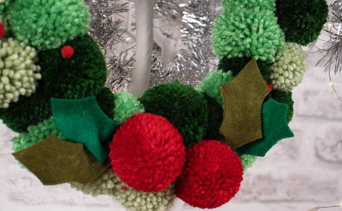 Trimits Pom Pom Wreath Kit 30x30cm, Includes Pom Pom Makers, Yarn, and Metal Hoop Fabric